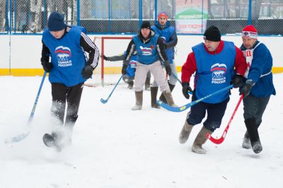 Сыктывкарские единороссы сыграли в хоккей с мячом в валенках