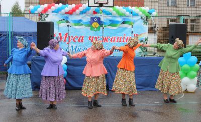 Народный праздник "Муса Чужанiн" порадовал сыктывкарцев ярким концертом, урожайной выставкой и веселой анимацией