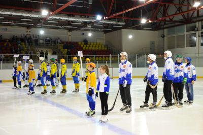 В Сыктывкаре стартовал турнир по мини-хоккею с мячом