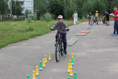 В Сыктывкаре прошел детский конкурс по знанию дорожных знаков и фигурному вождению велосипеда