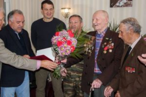 В Сыктывкаре ветеранам и труженикам тыла вручили персональные поздравления с юбилеем от Президента России