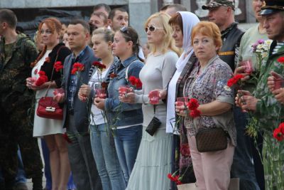 День памяти и скорби: единороссы зажгли свечи в память о Героях войны