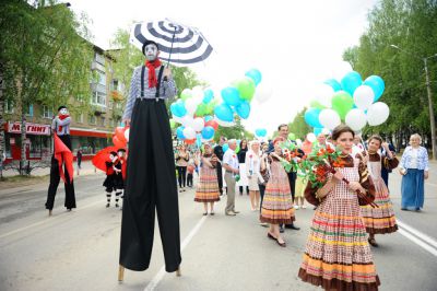 Более 2700 горожан прошли в праздничной колонне по главной улице столицы Коми