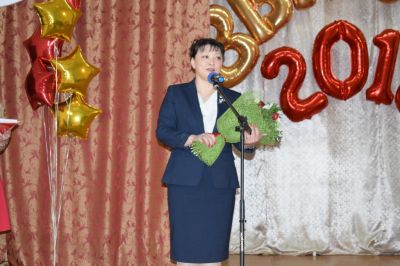 Анна Дю поздравила выпускников с завершением учебы в школе