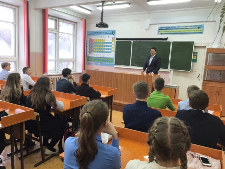 Депутаты Сыктывкара провели открытые уроки в школах