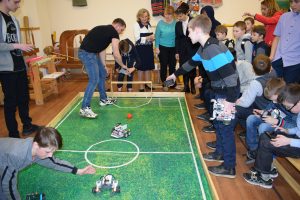 Кубок победителя фестиваля по образовательной робототехнике завоевала команда Технологического лицея