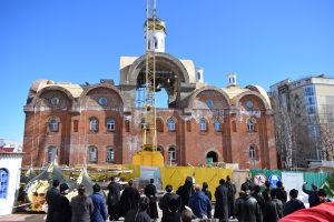 На звонницу Свято-Стефановского кафедрального собора устанавливают купола