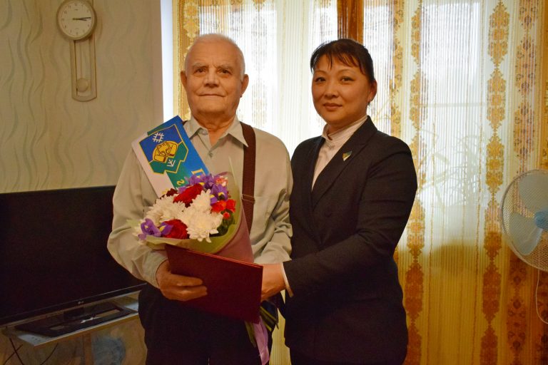 Анна Дю поздравила почетного гражданина Сыктывкара Бориса Алексеевича Закиматова с получением высокого звания