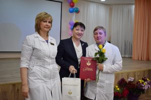Лучшие медицинские работники Сыктывкара и Эжвы получили заслуженные награды в канун профессионального праздника