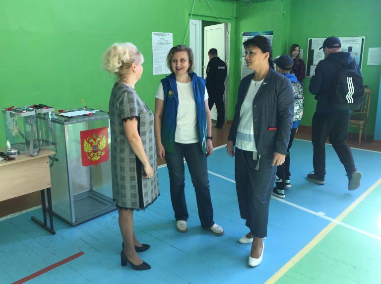 Анна Дю и Наталья Хозяинова объехали избирательные участки в день голосования