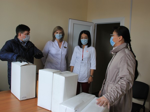 Волонтёры Сыктывкара доставили в Эжвинскую поликлинику несколько тысяч медицинских средств защиты