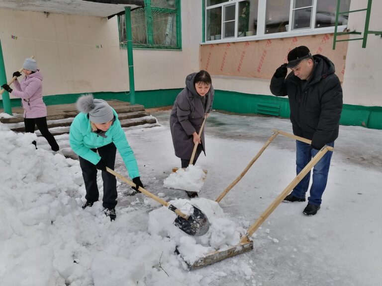 Депутаты Сыктывкара помогли очистить территорию детского дома № 3 от снега
