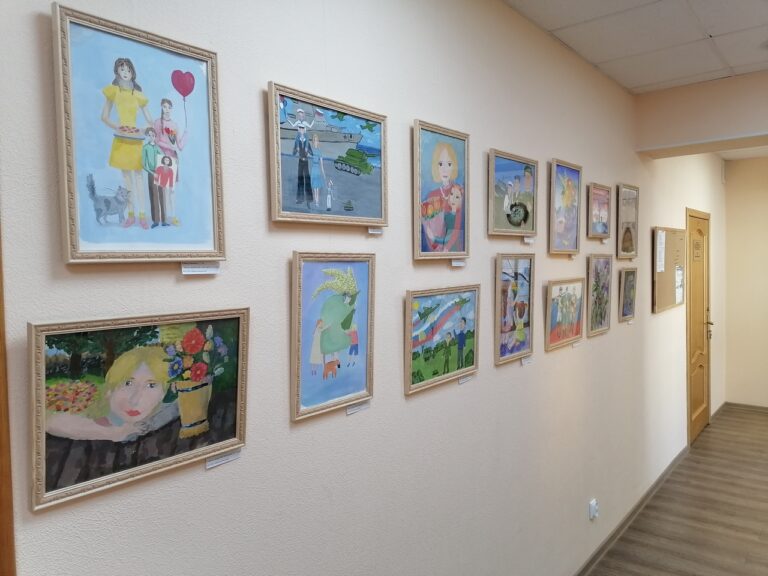 Лучшие работы участников конкурсов детского рисунка украшают фойе Совета Сыктывкара