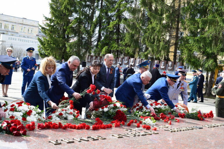 В Сыктывкаре возложили цветы к мемориальным комплексам