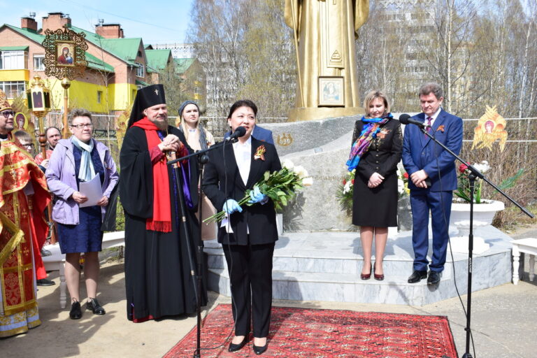 Анна Дю приняла участие в торжественной церемонии закладки камня на Главные соборные ворота