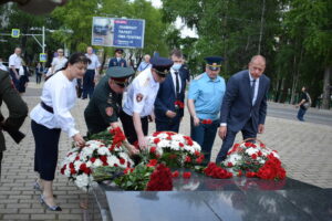 В День памяти и скорби к мемориальным памятникам возложили цветы