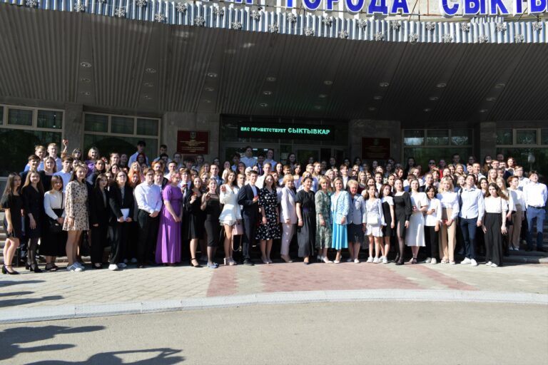 В Сыктывкаре чествовали выпускников-медалистов