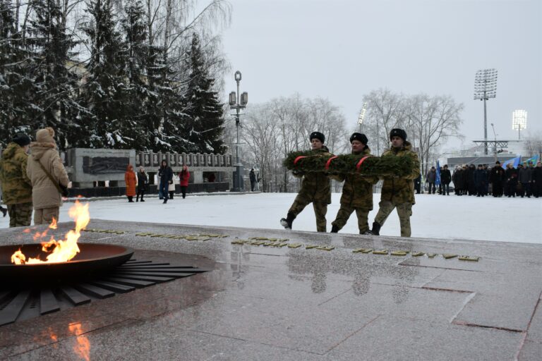 В столице Коми возложили цветы в память о Героях Отчества