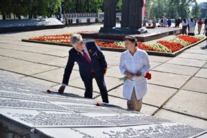 Десантники возложили цветы в память о своих боевых товарищах