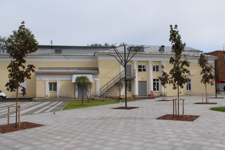 До конца сентября завершат работы возле центра «Октябрь»